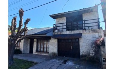 Casa-Chalet de 5 amb. sobre lote de 201 m² totales. Cel: 223542----