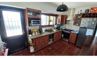 Casa-Chalet de 5 amb. sobre lote de 201 m² totales. Cel: 223542----