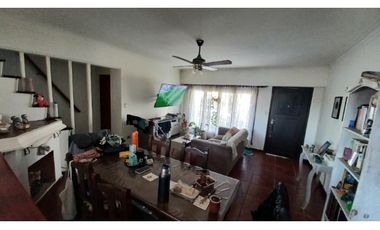 Casa-Chalet de 5 amb. sobre lote de 201 m² totales. Cel: 223542----