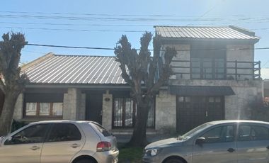 Casa-Chalet de 5 amb. sobre lote de 201 m² totales. Cel: 223542----