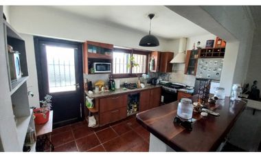 Casa-Chalet de 5 amb. sobre lote de 201 m² totales. Cel: 223542----