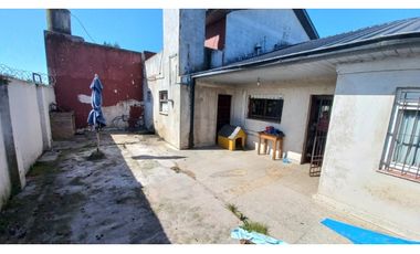 Casa-Chalet de 5 amb. sobre lote de 201 m² totales. Cel: 223542----