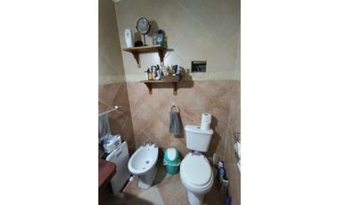 Casa-Chalet de 5 amb. sobre lote de 201 m² totales. Cel: 223542----