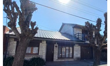 Casa-Chalet de 5 amb. sobre lote de 201 m² totales. Cel: 223542----