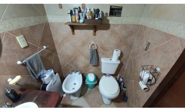 Casa-Chalet de 5 amb. sobre lote de 201 m² totales. Cel: 223542----