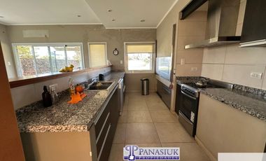 Casa en venta c/ cochera en 9 de Julio