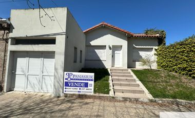 Casa en venta c/ cochera en 9 de Julio
