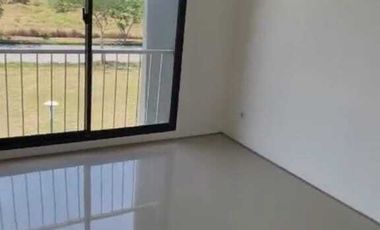 Disewakan rumah royal residence Wiyung Surabaya barat 3 lantai