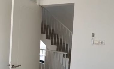 Disewakan rumah royal residence Wiyung Surabaya barat 3 lantai