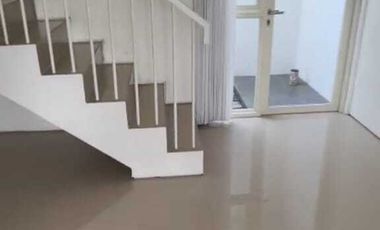 Disewakan rumah royal residence Wiyung Surabaya barat 3 lantai