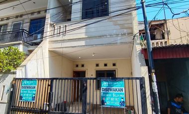Disewakan rumah siap huni 3 lantai di tj duren jakbar