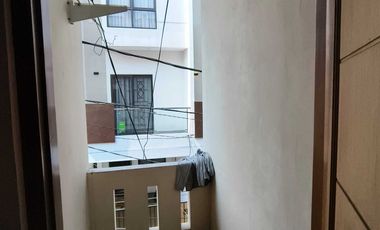 Disewakan rumah siap huni 3 lantai di tj duren jakbar