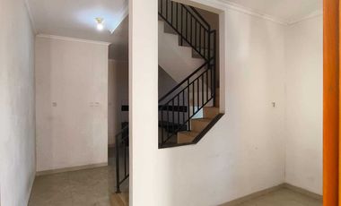 Disewakan rumah siap huni 3 lantai di tj duren jakbar