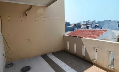 Disewakan rumah siap huni 3 lantai di tj duren jakbar