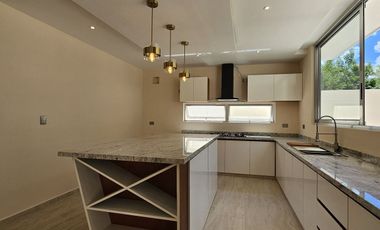 CASA EN VENTA EQUIPADA EN PRIVADA AL NORTE DE MÉRIDA, CHOLUL