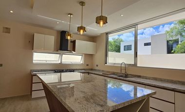 CASA EN VENTA EQUIPADA EN PRIVADA AL NORTE DE MÉRIDA, CHOLUL