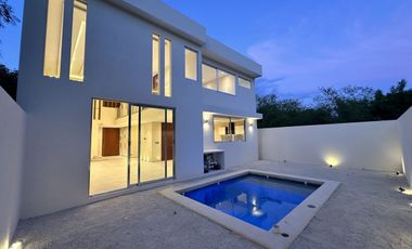 CASA EN VENTA EQUIPADA EN PRIVADA AL NORTE DE MÉRIDA, CHOLUL