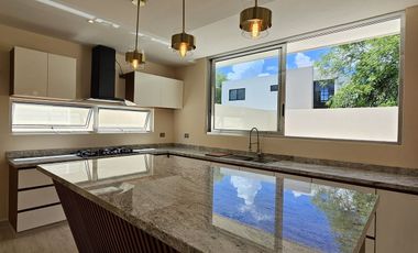 CASA EN VENTA EQUIPADA EN PRIVADA AL NORTE DE MÉRIDA, CHOLUL