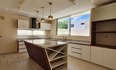 CASA EN VENTA EQUIPADA EN PRIVADA AL NORTE DE MÉRIDA, CHOLUL