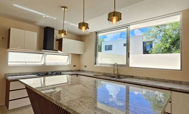 CASA EN VENTA EQUIPADA EN PRIVADA AL NORTE DE MÉRIDA, CHOLUL