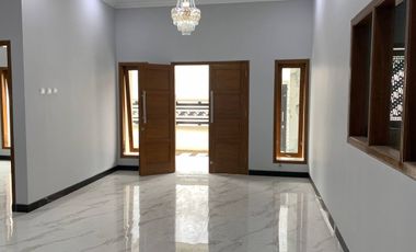 Rumah Mewah Baru Dekat RS Dr Oen Solo Baru