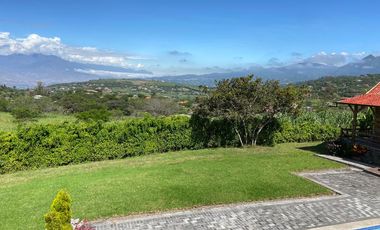 Terreno en venta con casa de eventos, Yunguilla