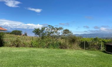 Terreno en venta con casa de eventos, Yunguilla