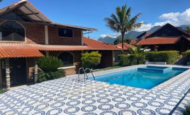 Terreno en venta con casa de eventos, Yunguilla