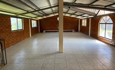 Terreno en venta con casa de eventos, Yunguilla