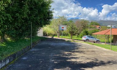 Terreno en venta con casa de eventos, Yunguilla