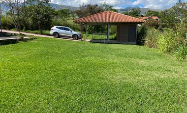 Terreno en venta con casa de eventos, Yunguilla