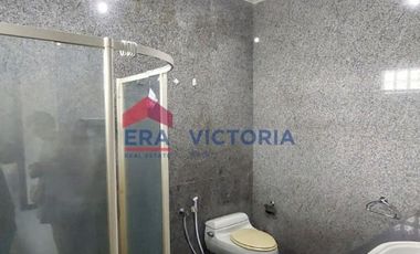 Disewakan Rumahl} ada kolam renang