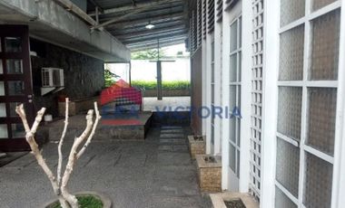 Disewakan Rumahl} ada kolam renang