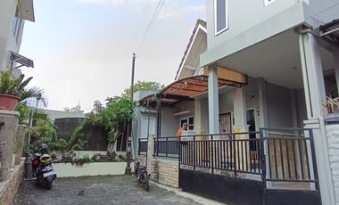 Di Jual Rumah dlm komplek perumahan Timur pasar Colombo condongcatur