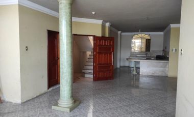 Casa multifamiliar con local comercial en  Machala