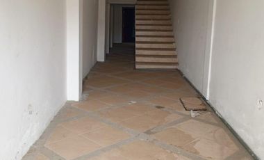 Casa multifamiliar con local comercial en  Machala