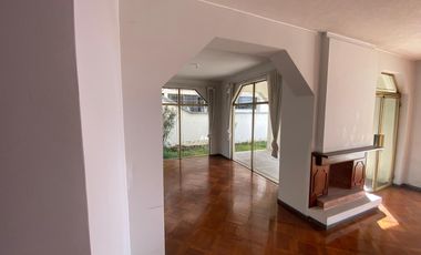 CASA CON UBICACION ESTRATEGICA A LA VENTA.