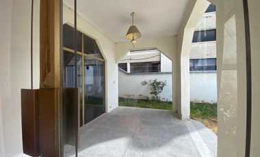 CASA CON UBICACION ESTRATEGICA A LA VENTA.