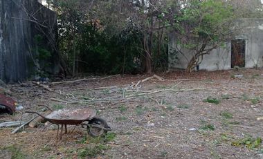 Casa con amplio terreno, a una cuadra del Parque Adolfo López Mateos