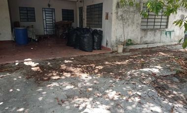 Casa con amplio terreno, a una cuadra del Parque Adolfo López Mateos