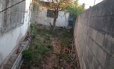 Casa con amplio terreno, a una cuadra del Parque Adolfo López Mateos