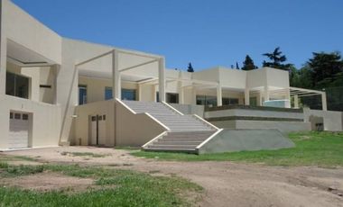 CARLOS PAZ CORDOBA VENDO CASA CON COSTA AL LAGO
