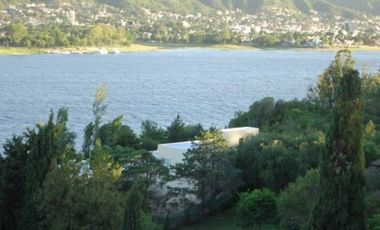 CARLOS PAZ CORDOBA VENDO CASA CON COSTA AL LAGO