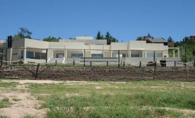 CARLOS PAZ CORDOBA VENDO CASA CON COSTA AL LAGO