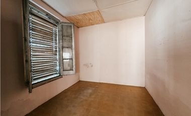 Se vende casa en calle Cura lvarez.