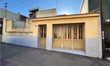 Se vende casa en calle Cura lvarez.