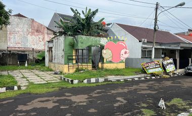 Tanah Ada Bangunan Rusak Depan Taman Di Taman Yasmin Dekat Stasiun