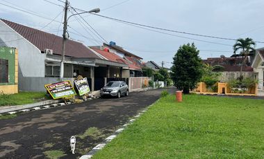 Tanah Ada Bangunan Rusak Depan Taman Di Taman Yasmin Dekat Stasiun