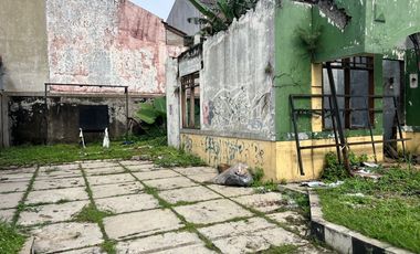 Tanah Ada Bangunan Rusak Depan Taman Di Taman Yasmin Dekat Stasiun
