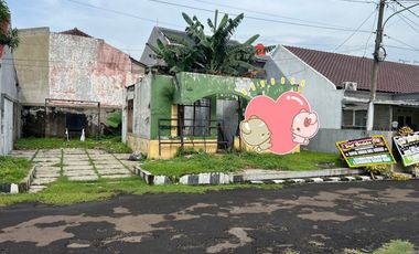 Tanah Ada Bangunan Rusak Depan Taman Di Taman Yasmin Dekat Stasiun